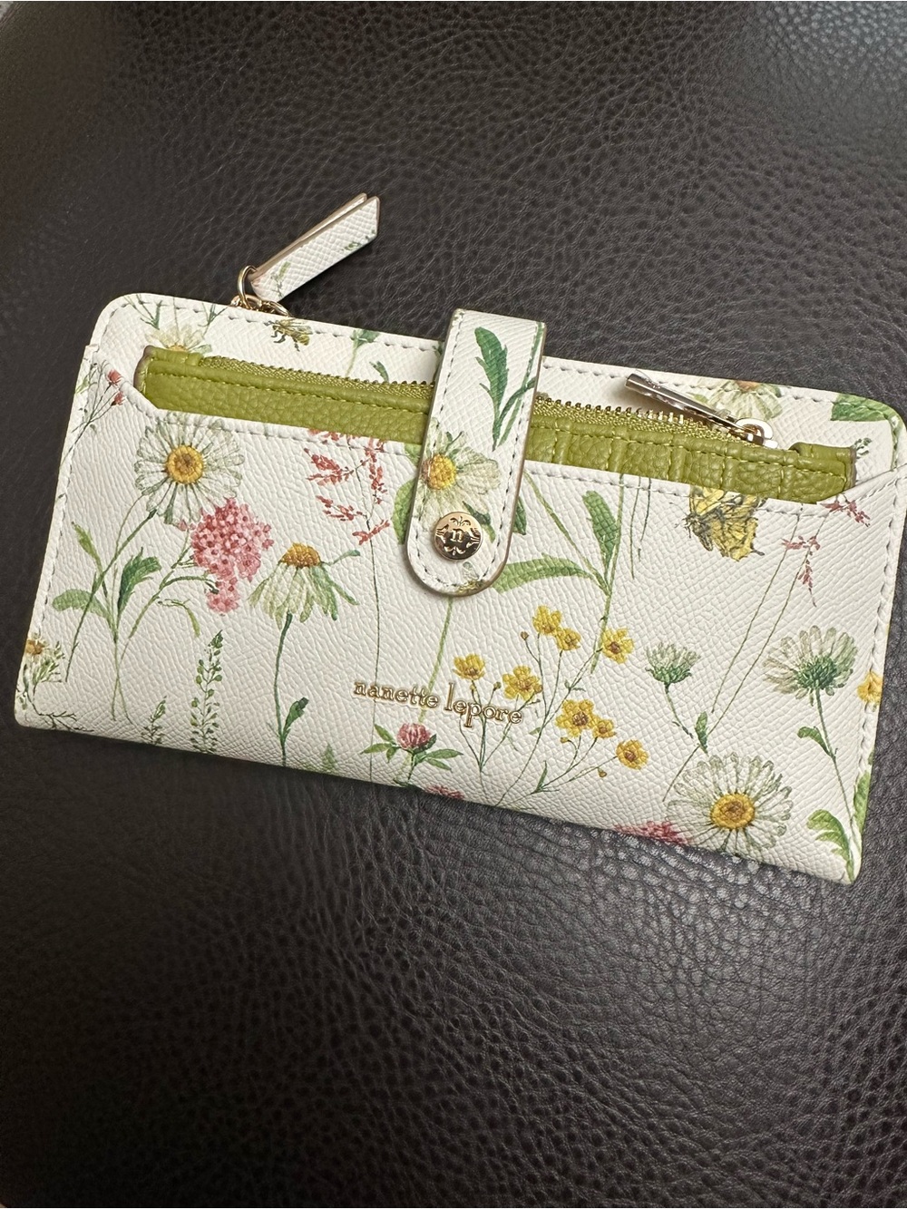 NWOT Nanette Lenore Faux Leather White Floral Zip Wallet with Green Trim